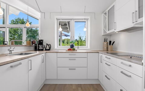 Skammel - 900M from the Sea: Cucina, Controsoffitto, Pavimentazione, Elettrodomestico Da Cucina, Interior Design, Legna, Cabinetry, Apparecchio Major, Pavimento, Soffitto