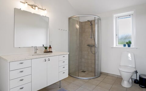 Skammel - 900M from the Sea: Idraulico Fixture, Interior Design, Pavimentazione, Bagno, Pavimento, Mobiletto Del Bagno, Lavandino Del Bagno, Lavello, Idraulico, Rubinetto