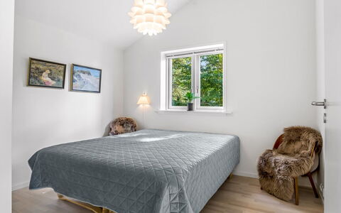 Skammel - 900M from the Sea: Interior Design, Camera Da Letto, Mobilia, Letto, Pavimentazione, Legna, Soffitto, Pavimento, Bedding, Lenzuolo