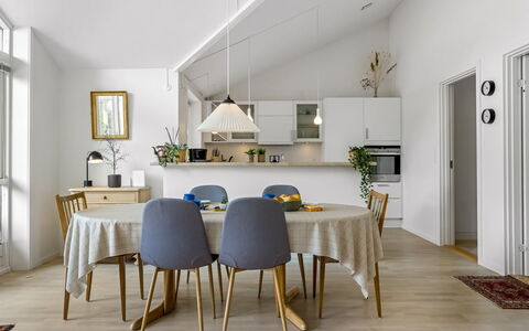 Skammel - 900M from the Sea: Mobilia, Interior Design, Pavimentazione, Sala Da Pranzo, Sedia, Pavimento, Cucina & Sala Da Pranzo Tavolo, Tavolo, Legna, Soffitto