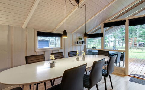 Acucena - 1.3Km from the Sea: Mobilia, Interior Design, Sedia, Pavimentazione, Tavolo, Ricorrere, Pavimento, Soffitto, Camera, Eco Hotel