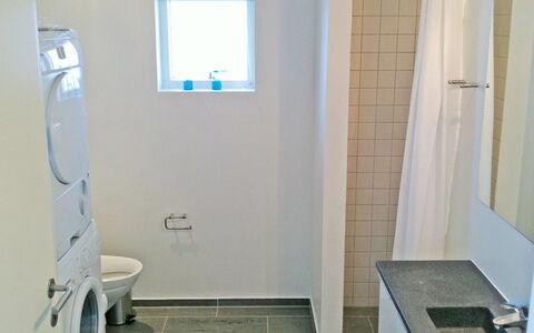 Ugot - 750M from the Sea: Pavimentazione, Pavimento, Parete, Idraulico Fixture, Interior Design, Bagno, Idraulico, Camera, Piastrella, Gabinetto
