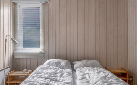 Asmara - 200M from the Sea: Legna, Camera Da Letto, Pavimentazione, Interior Design, Pavimento, Soffitto, Lenzuolo, Bedding, Letto, Biancheria
