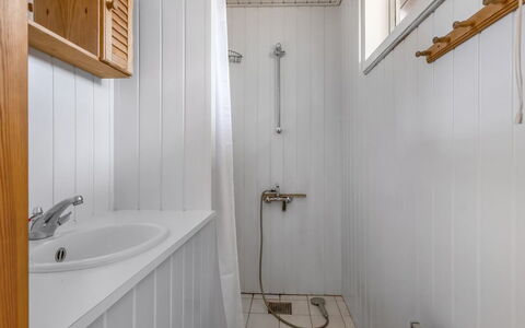 Asmara - 200M from the Sea: Parete, Legna, Pavimentazione, Idraulico Fixture, Pavimento, Soffitto, Interior Design, Bagno, Lavello, Idraulico