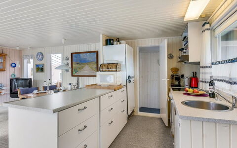 Gangulf - 150M from the Sea: Cucina, Controsoffitto, Soffitto, Cabinetry, Lavello, Apparecchio Major, Elettrodomestico Da Cucina, Sedia, Latifoglie, Rubinetto