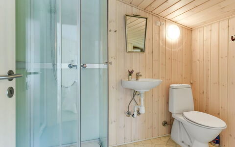 Gangulf - 150M from the Sea: Bagno, Idraulico Fixture, Pavimentazione, Lavandino Del Bagno, Pavimento, Legna, Interior Design, Gabinetto, Lavello, Soffitto