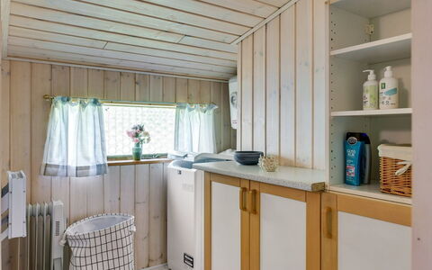 Gangulf - 150M from the Sea: Legna, Interior Design, Pavimentazione, Soffitto, Pavimento, Camera, Color Legno, Cucina, Latifoglie, Cabinetry