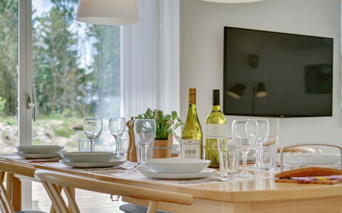 Alona - 250M from the Sea: Mobilia, Interior Design, Tavolo, Legna, Tavola, Sala Da Pranzo, Cucina & Sala Da Pranzo Tavolo, Sedia, Illuminazione, Pavimentazione