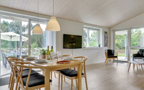 Alona - 250M from the Sea: Mobilia, Pavimentazione, Interior Design, Legna, Pavimento In Legno, Pavimento, Cucina & Sala Da Pranzo Tavolo, Sedia, Sala Da Pranzo, Tavolo