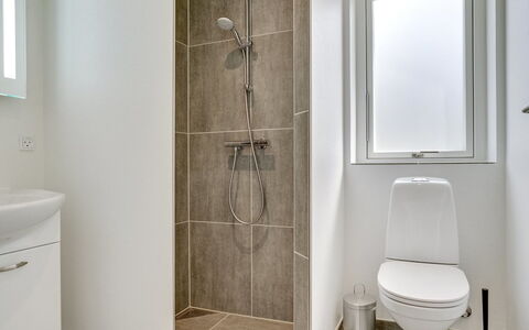 Alona - 250M from the Sea: Bagno, Pavimentazione, Parete, Pavimento, Idraulico Fixture, Toilet Seat, Gabinetto, Interior Design, Idraulico, Piastrella