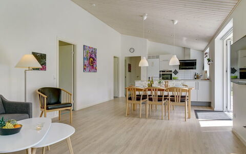 Alona - 250M from the Sea: Pavimentazione, Legna, Pavimento, Interior Design, Pavimento In Legno, Soffitto, Casa, Mobilia, Cucina & Sala Da Pranzo Tavolo, Soggiorno