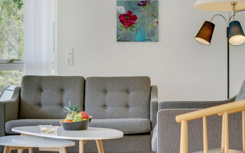 Alona - 250M from the Sea: Mobilia, Interior Design, Pavimentazione, Legna, Pavimento, Tavolo, Casa, Soggiorno, Sedia, Camera
