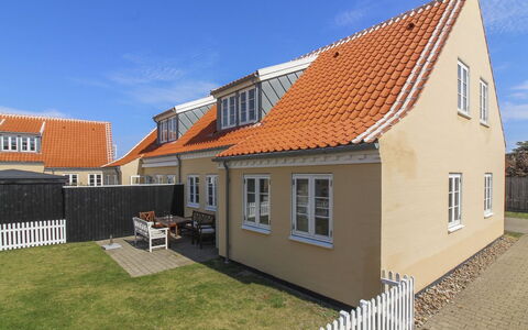 Karl - 1.1Km from the Sea: Costruzione, Casa, Zona Residenziale, Casa, Arbusto, Tetto, Villetta, Estate, Giardino