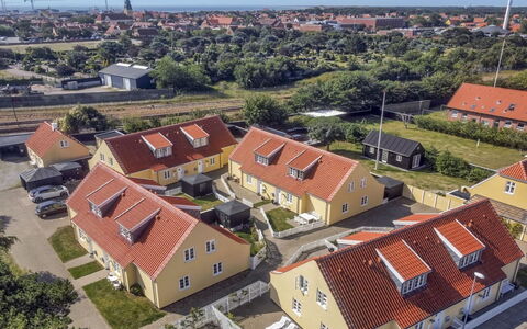 Karl - 1.1Km from the Sea: Costruzione, Casa, Zona Residenziale, Casa, Arbusto, Tetto, Villetta, Estate, Giardino