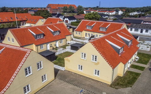 Karl - 1.1Km from the Sea: Costruzione, Casa, Zona Residenziale, Casa, Arbusto, Tetto, Villetta, Estate, Giardino