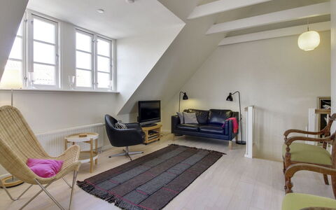 Karl - 1.1Km from the Sea: Costruzione, Casa, Zona Residenziale, Casa, Arbusto, Tetto, Villetta, Estate, Giardino