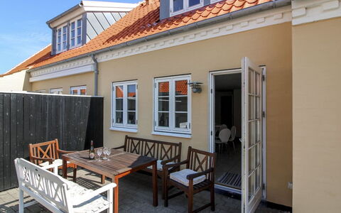 Karl - 1.1Km from the Sea: Costruzione, Casa, Zona Residenziale, Casa, Arbusto, Tetto, Villetta, Estate, Giardino