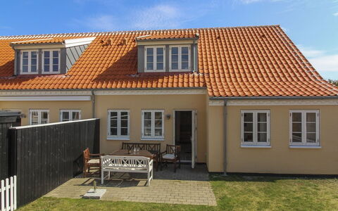 Karl - 1.1Km from the Sea: Costruzione, Casa, Zona Residenziale, Casa, Arbusto, Tetto, Villetta, Estate, Giardino