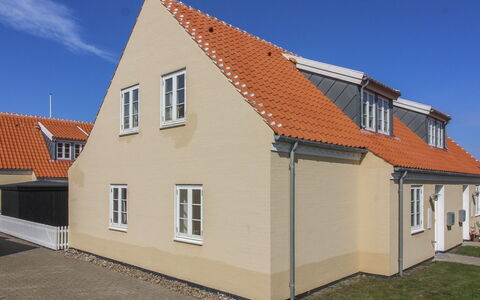 Karl - 1.1Km from the Sea: Costruzione, Casa, Zona Residenziale, Casa, Arbusto, Tetto, Villetta, Estate, Giardino