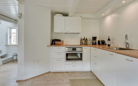 Gunulf - 150M from the Sea: Pavimentazione, Controsoffitto, Cucina, Interior Design, Elettrodomestico Da Cucina, Parete, Pavimento, Legna, Cabinetry, Apparecchio Major