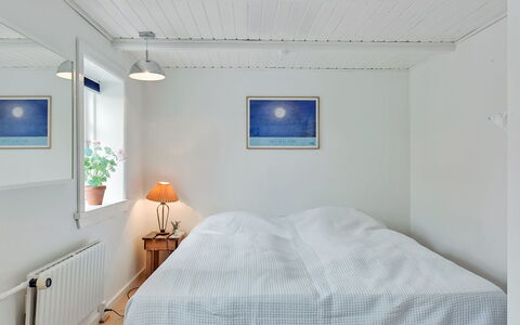 Gunulf - 150M from the Sea: Camera Da Letto, Soffitto, Letto, Pavimento, Interior Design, Pavimentazione, Lenzuolo, Bedding, Mobilia, Camera