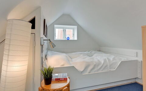 Gunulf - 150M from the Sea: Parete, Pavimentazione, Interior Design, Pavimento, Legna, Soffitto, Camera Da Letto, Mobilia, Letto, Camera