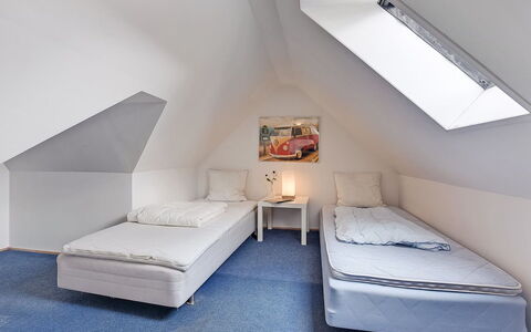 Gunulf - 150M from the Sea: Camera Da Letto, Letto, Pavimento, Interior Design, Bedding, Lenzuolo, Soffitto, Camera, Attico, Telaio Del Letto