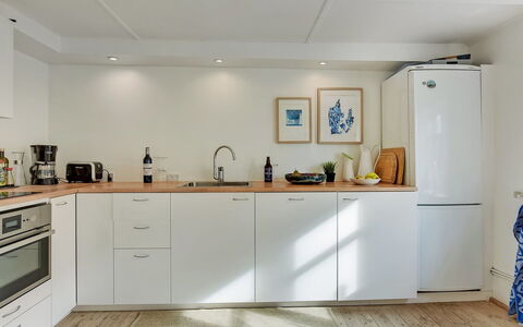 Gunulf - 150M from the Sea: Cucina, Elettrodomestico Da Cucina, Controsoffitto, Mobilia, Cabinetry, Pavimentazione, Apparecchio Major, Interior Design, Legna, Elettrodomestico