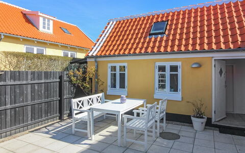 Gunulf - 150M from the Sea: Casa, Casa, Tetto, Porta, Materiale Composito, Shade, Villetta, Estate, Cortile, Portico