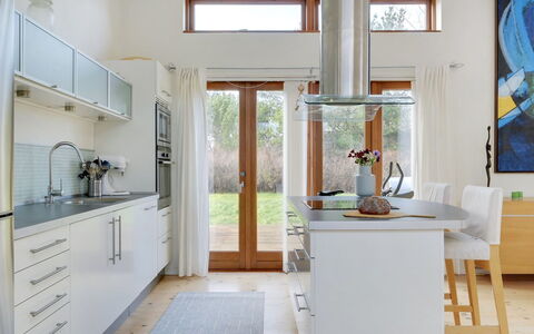 Esta - from the Sea: Cucina, Pavimentazione, Mobilia, Interior Design, Controsoffitto, Elettrodomestico Da Cucina, Pavimento, Cabinetry, Legna, Pavimento In Legno