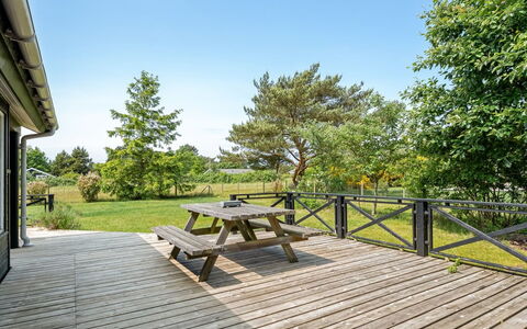 Allie - 150M from the Sea: Tetto, Casa, Casa, Villetta, Raccordo, Estate, Driveway, Edifici Giardino, Cortile, Capannone