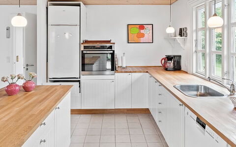 Skrolan - 200M from the Sea: Cucina, Controsoffitto, Elettrodomestico Da Cucina, Pavimentazione, Interior Design, Cabinetry, Legna, Apparecchio Major, Pavimento, Mobilia