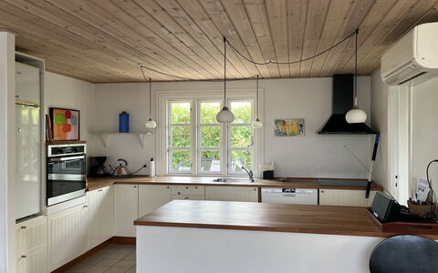 Skrolan - 200M from the Sea: Pavimentazione, Cucina, Controsoffitto, Interior Design, Legna, Mobilia, Soffitto, Pavimento, Lampada, Pavimento In Legno