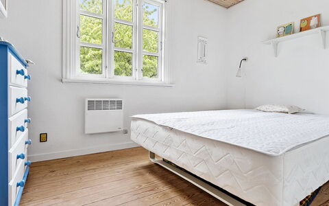 Skrolan - 200M from the Sea: Legna, Pavimentazione, Pavimento, Mobilia, Interior Design, Camera Da Letto, Letto, Pavimento In Legno, Biancheria, Camera