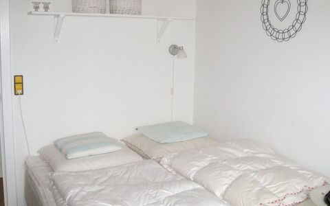Skrolan - 200M from the Sea: Letto, Camera Da Letto, Mobilia, Bedding, Lenzuolo, Interior Design, Biancheria, Pavimento, Tessile, Camera