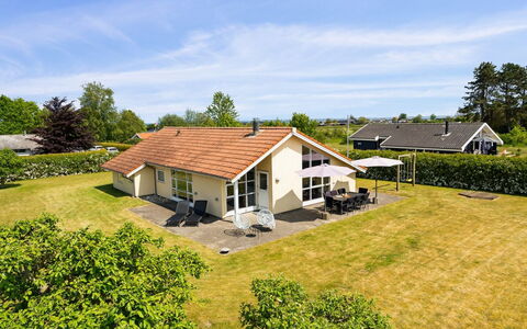 Wreth - 300M from the Sea: Blu, Arbusto, Villetta, Groundcover, Giardino, Estate, Shade, Landscaping, Agriturismo, Eco Hotel