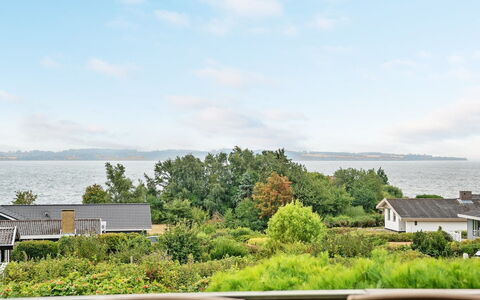 Miriam - 300M from the Sea: Tetto, Casa, Lotto, Casa, Villetta, Estate, Edifici Giardino, Shade, Log Cabin, Landscaping