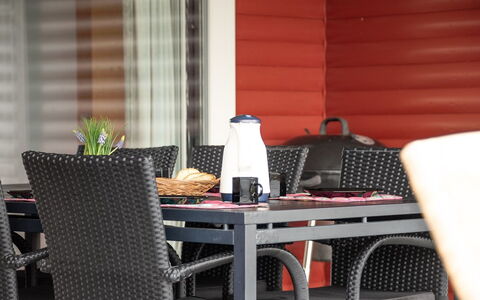 Miriam - 300M from the Sea: Tetto, Casa, Lotto, Casa, Villetta, Estate, Edifici Giardino, Shade, Log Cabin, Landscaping