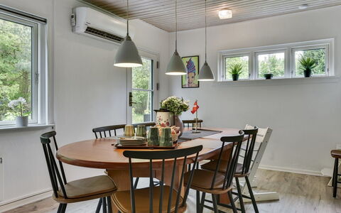 Thrugels - 200M from the Sea: Mobilia, Interior Design, Pavimentazione, Legna, Lampada, Soffitto, Sala Da Pranzo, Sedia, Cucina & Sala Da Pranzo Tavolo, Tavolo