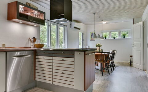 Thrugels - 200M from the Sea: Pavimentazione, Legna, Cucina, Interior Design, Elettrodomestico Da Cucina, Pavimento, Mobilia, Cabinetry, Controsoffitto, Soffitto