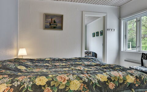 Thrugels - 200M from the Sea: Camera Da Letto, Letto, Lenzuolo, Bedding, Interior Design, Mobilia, Biancheria, Telaio Del Letto, Pavimento, Soffitto