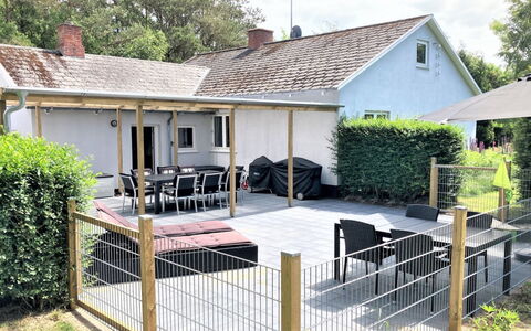 Thrugels - 200M from the Sea: Portico, Shade, Giardino, Recinzione, Deck, Struttura Esterna, Backyard, Cortile, Landscaping, Terrazza