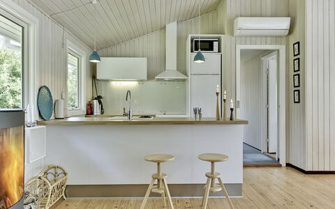 Giertrud - 500M from the Sea: Pavimentazione, Interior Design, Legna, Soffitto, Pavimento, Lampada, Cucina, Pavimento In Legno, Casa, Elettrodomestico