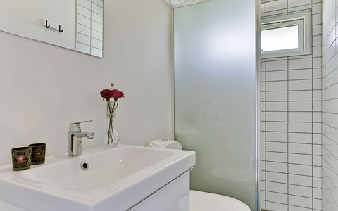 Giertrud - 500M from the Sea: Bagno, Idraulico Fixture, Parete, Interior Design, Pavimentazione, Lavandino Del Bagno, Pavimento, Lavello, Gabinetto, Rubinetto