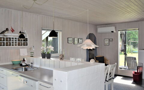 Kustaa - 1Km from the Sea: Interior Design, Pavimentazione, Soffitto, Lampada, Cucina, Mobilia, Pavimento, Controsoffitto, Sedia, Camera