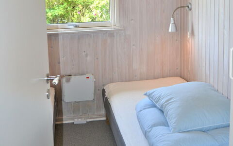 Kustaa - 1Km from the Sea: Parete, Camera Da Letto, Letto, Pavimentazione, Legna, Pavimento, Interior Design, Lenzuolo, Bedding, Mobilia