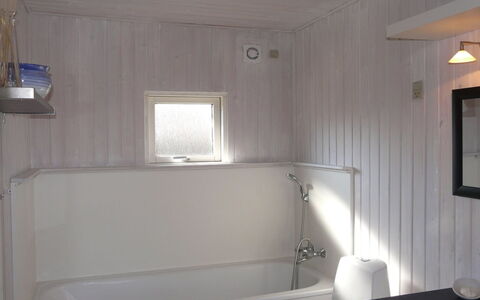 Kustaa - 1Km from the Sea: Parete, Vasca Da Bagno, Idraulico Fixture, Bagno, Pavimentazione, Pavimento, Interior Design, Soffitto, Idraulico, Camera