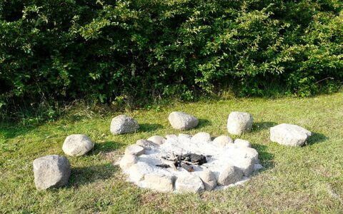 Kustaa - 1Km from the Sea: Tetto, Casa, Lotto, Casa, Villetta, Estate, Edifici Giardino, Shade, Log Cabin, Landscaping