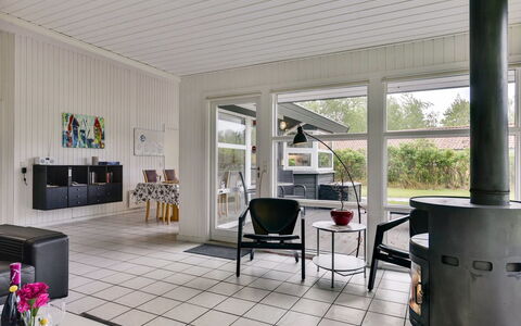 Riaan - 200M from the Sea: Mobilia, Interior Design, Pavimentazione, Legna, Pavimento, Soffitto, Pavimento In Legno, Sedia, Tavolo, Illuminazione