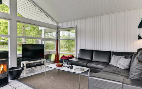 Riaan - 200M from the Sea: Mobilia, Interior Design, Pavimentazione, Legna, Pavimento, Soffitto, Pavimento In Legno, Sedia, Tavolo, Illuminazione